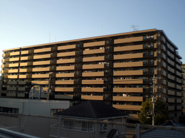 コスモ横浜鴨居ガーデンズ東棟の外観