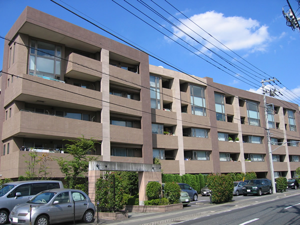 グラビスコート読売ランド前の外観