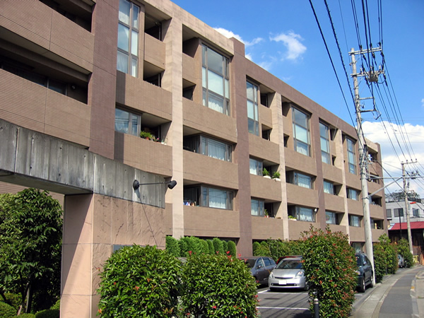 グラビスコート読売ランド前の外観