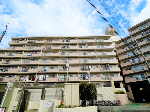 クイーンハイツ久地の外観