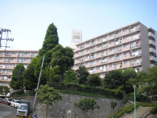 クイーンハイツ久地の外観