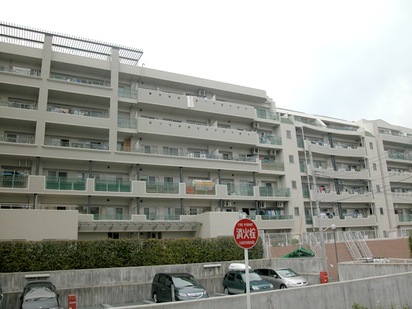 ヒューマンスクエア鷺沼東の外観