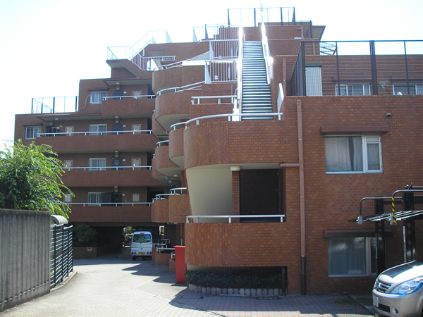 ニューファミール宮前平の外観