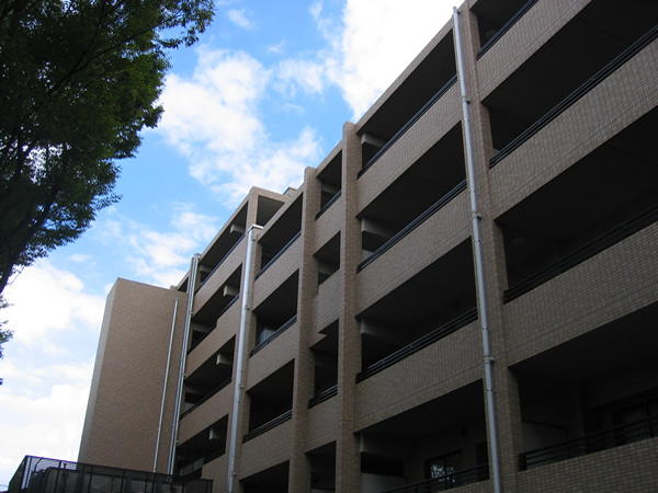 コローレ青葉台Ｂ棟の外観