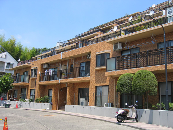 ダイアパレスあざみ野A棟の外観