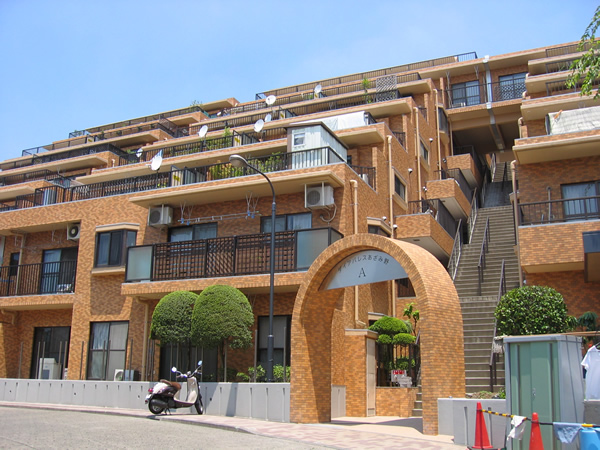 ダイアパレスあざみ野A棟の外観