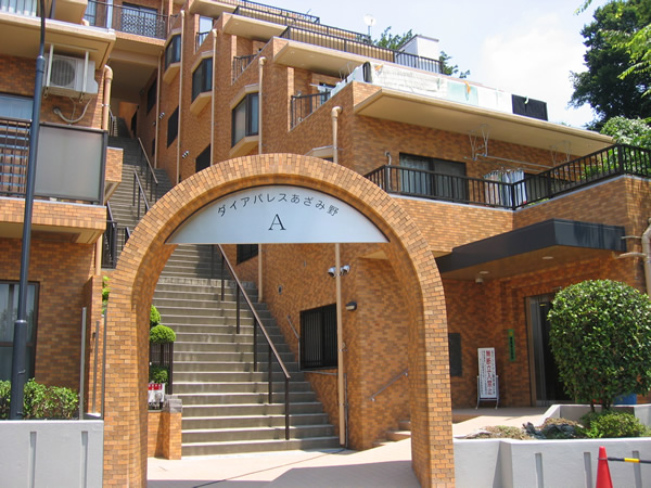 ダイアパレスあざみ野A棟の外観