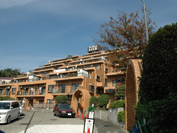 ダイアパレスあざみ野A棟の外観