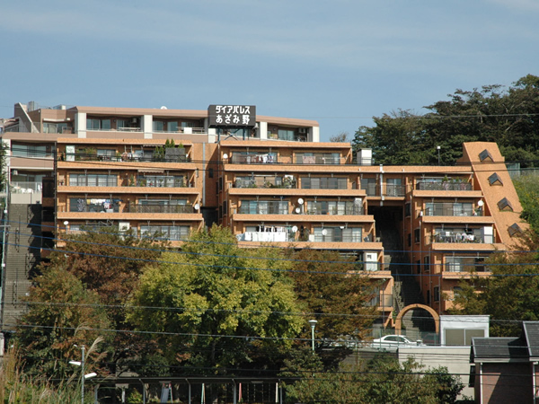 ダイアパレスあざみ野A棟の外観