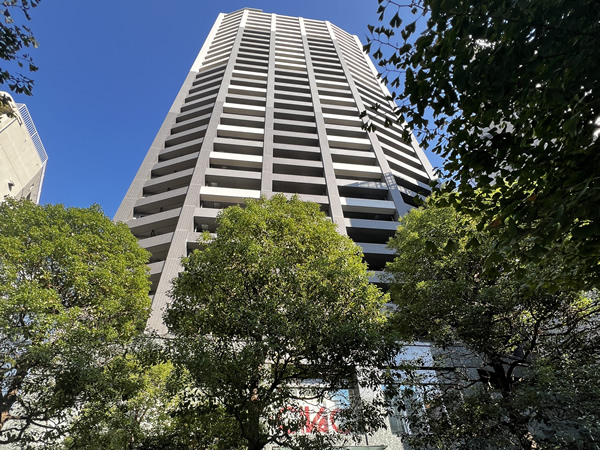 ファーストリアルタワー新宿の外観