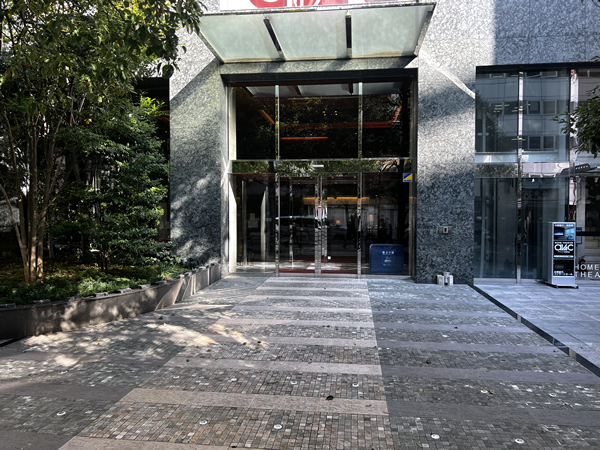 ファーストリアルタワー新宿の外観