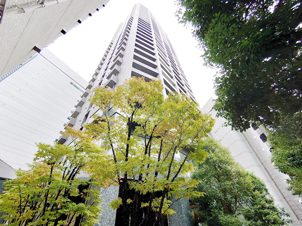 ファーストリアルタワー新宿の外観