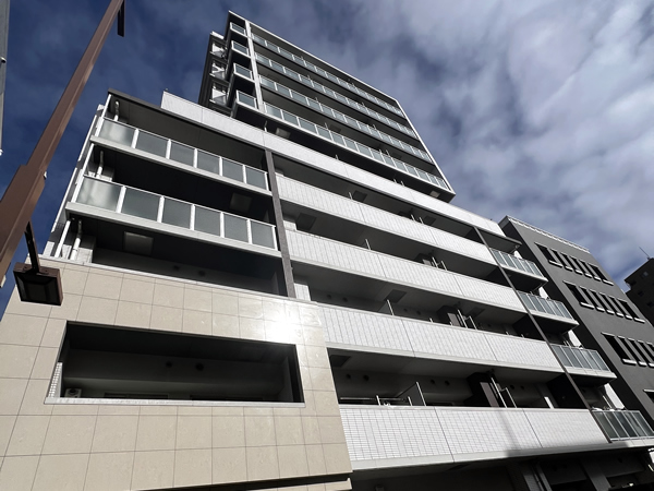 ラコスタ新宿余丁町の外観