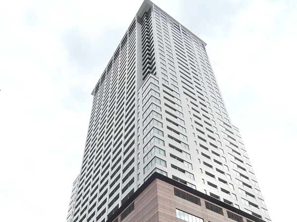 クロスエアタワーの外観