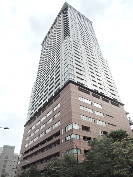 クロスエアタワーの外観