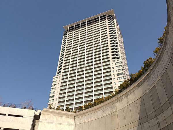 クロスエアタワーの外観