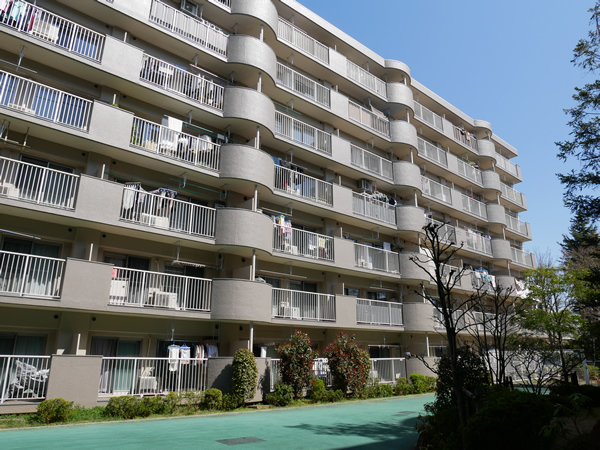 グリーンコーポ多摩プラザB棟の外観