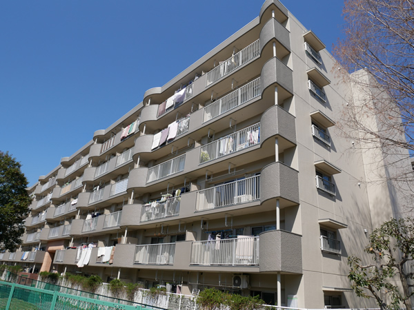 グリーンコーポ多摩プラザA棟の外観