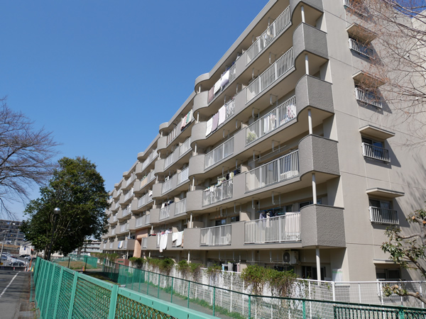 グリーンコーポ多摩プラザA棟の外観