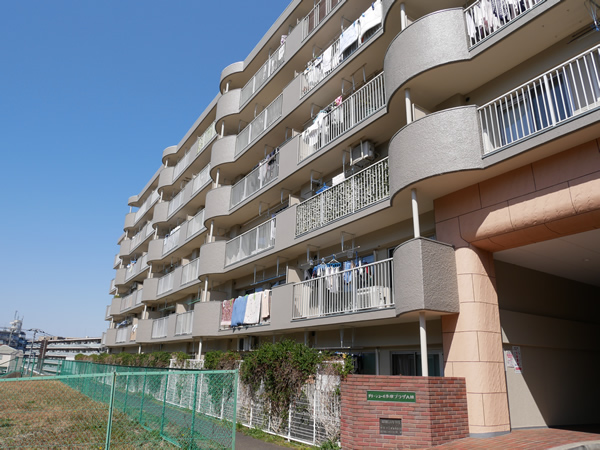 グリーンコーポ多摩プラザA棟の外観