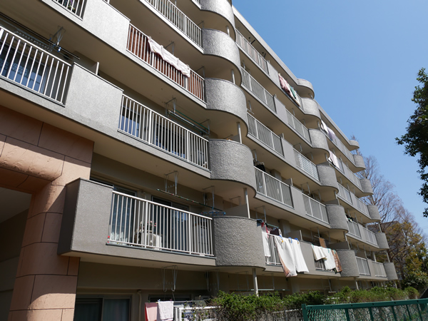 グリーンコーポ多摩プラザA棟の外観