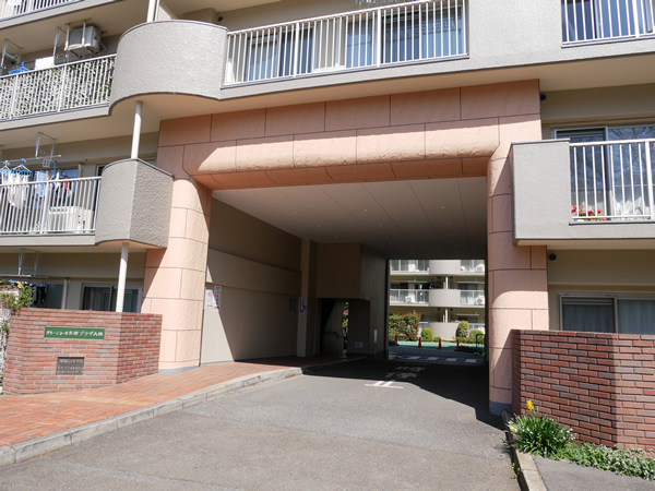 グリーンコーポ多摩プラザA棟の外観