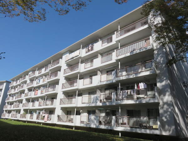 ガーデン山団地２号棟の外観