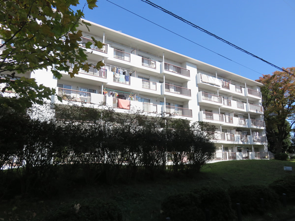 ガーデン山団地２号棟の外観