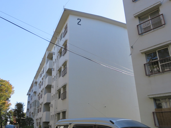 ガーデン山団地２号棟の外観