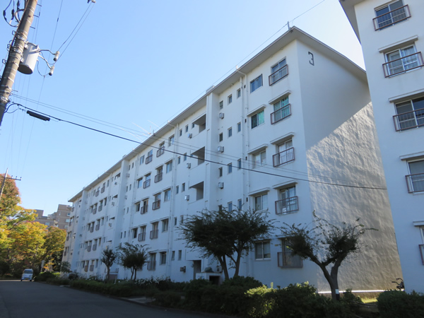 ガーデン山団地３号棟の外観