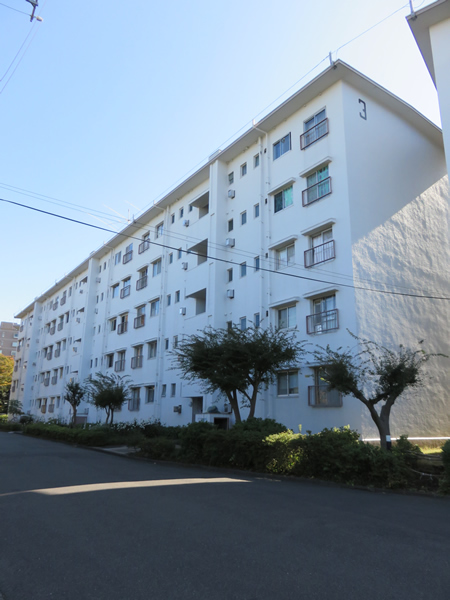 ガーデン山団地３号棟の外観