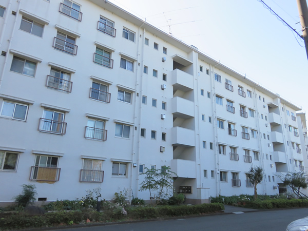 ガーデン山団地３号棟の外観