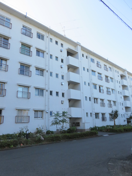 ガーデン山団地３号棟の外観