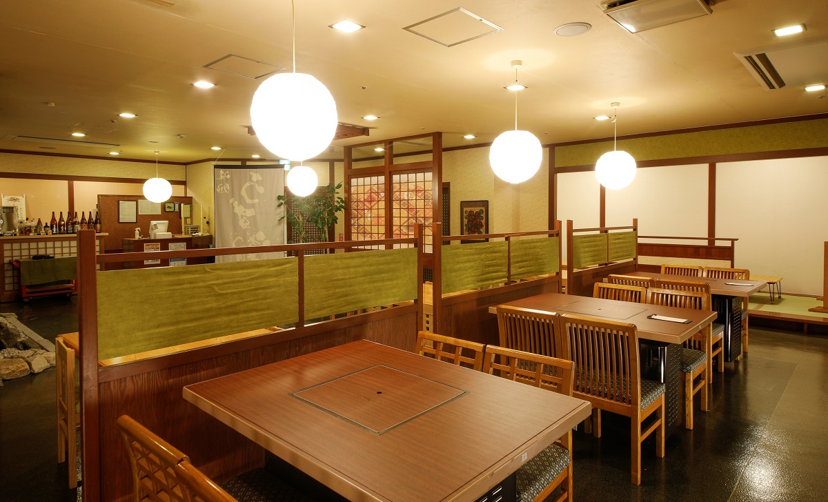 【居酒屋風レストラン「味のれん うず潮」】一品料理から定食まで豊富なメニューを取り揃えた居酒屋風レストランです。 遅いお時間まで営業しており、ご予約なしでご利用いただけますので ビジネスでご利用の方やチェックインが遅いお時間の方もお気軽にご利用ください。※営業時間 日～金曜日　18：00～22：30（L.O.22：00） 土曜日・祝前日　18：00～23：00（L.O.22：30）
