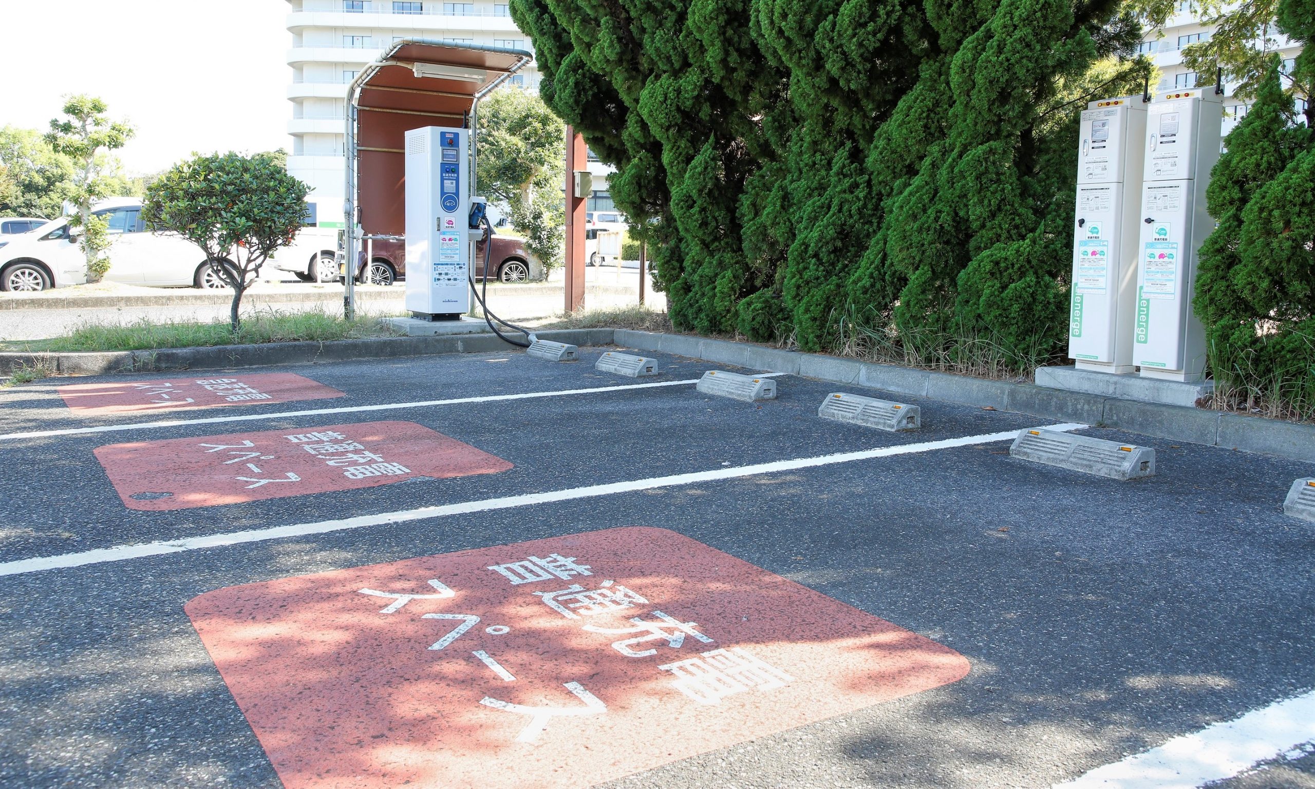 【電気自動車充電器】敷地内駐車場に、普通充電スペース2つ、急速充電スペース1つを設置。EV（電気自動車）ご利用のお客様も安心です。