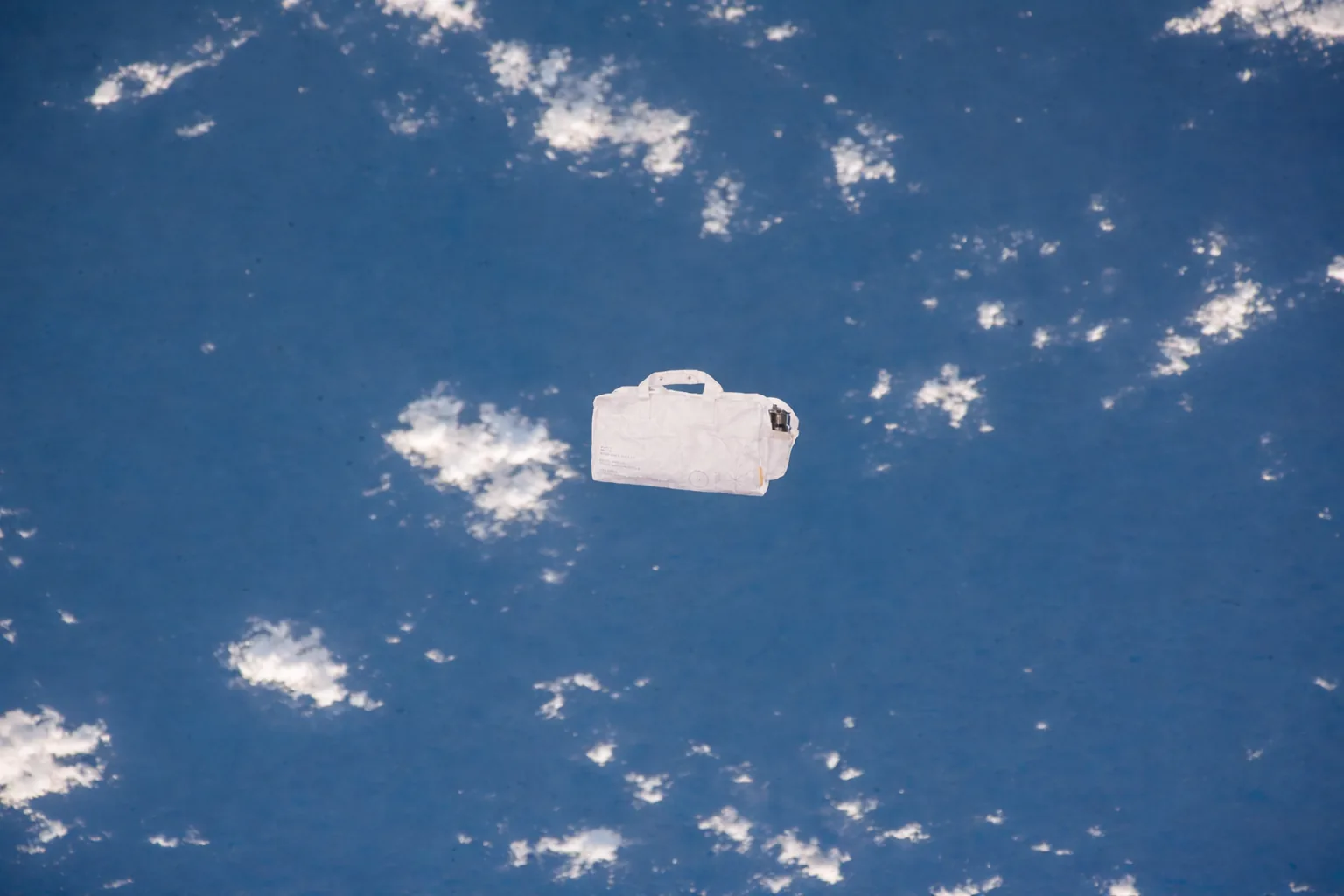 宇宙空間に浮かぶムーンバッグのイメージ