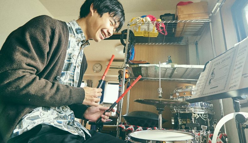 音楽仲間と自由にセッション。50の楽器がそろう遊べる空間