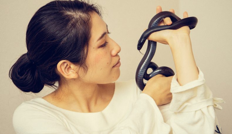 一人暮らしのパートナーはヘビ!? 爬虫類女子の暮らし事情