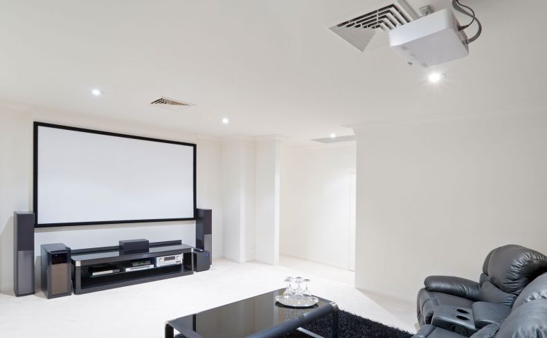 賃貸でも構築可能！　ホームシアター導入の教科書「映像機器編」