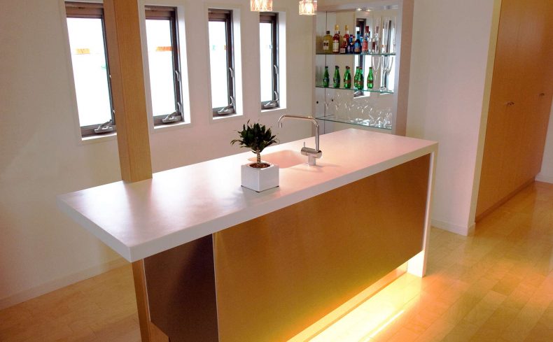 おうちバーを楽しむ暮らし　バーカウンターのある物件で非日常空間に！