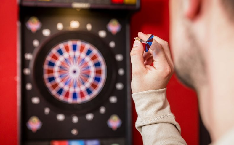 ダーツは手軽に始めやすい趣味の一つ。ダーツ男子の暮らし