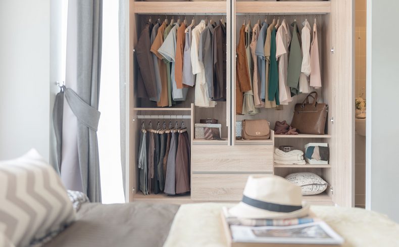 【衣替え不要！】ウォークインクローゼットの上手な活用術をご紹介