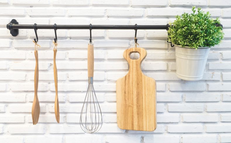 100均の「アイアンバー」DIY活用術”8選”！賃貸でもOKな方法も紹介