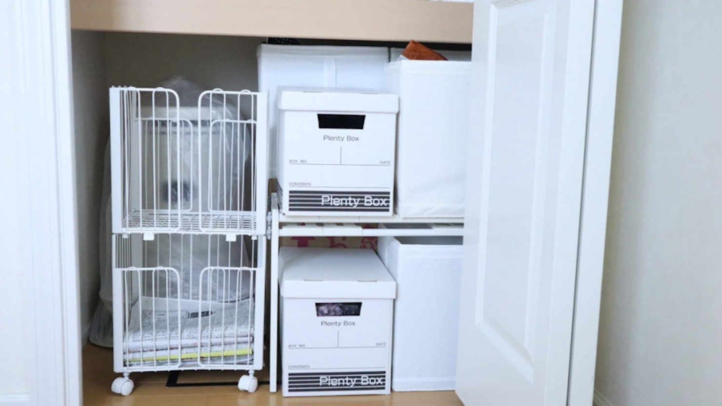 新聞ラックも押入れ内に