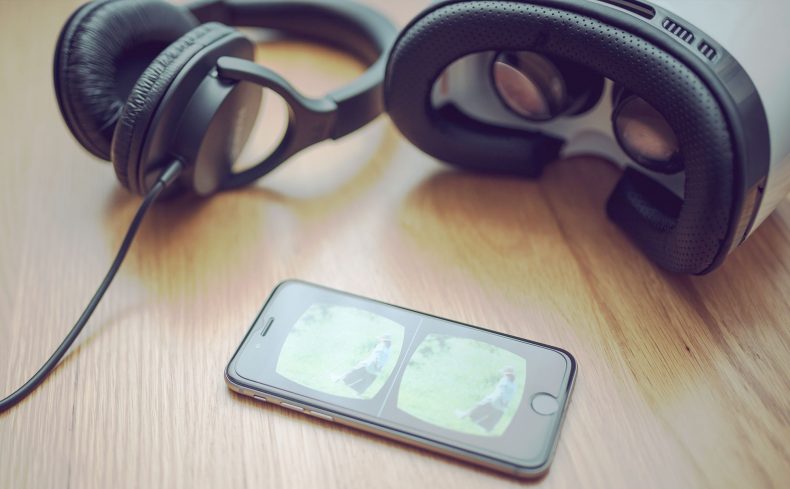 VRプレイ歴5年、家庭で近未来感を楽しむVRマニアの暮らし