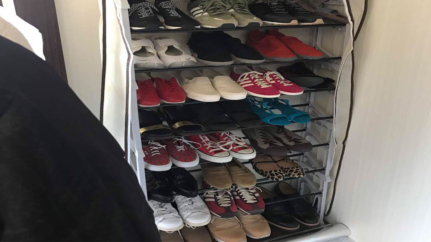 上から4段：嫁の靴　下2段：私の靴