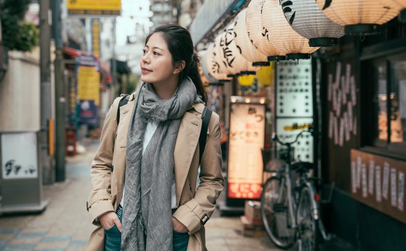 「一人飲み」は大人女性こそおすすめ！ 街の喧騒と情景をたのしむ