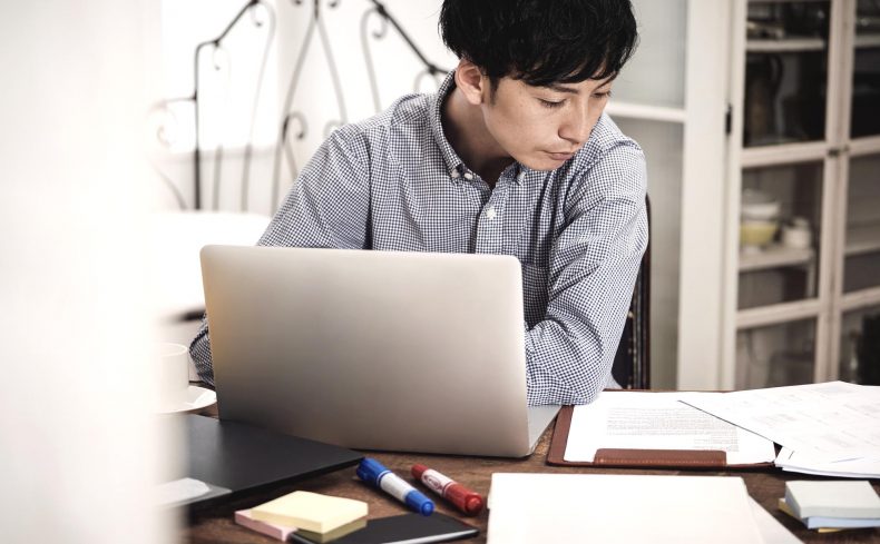 テレワークの服装はどこまでOK？ ちょうどいいコーディネートを探る