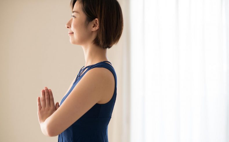 私は猫背をこうして治すことができました。正しい姿勢で健康的な毎日を