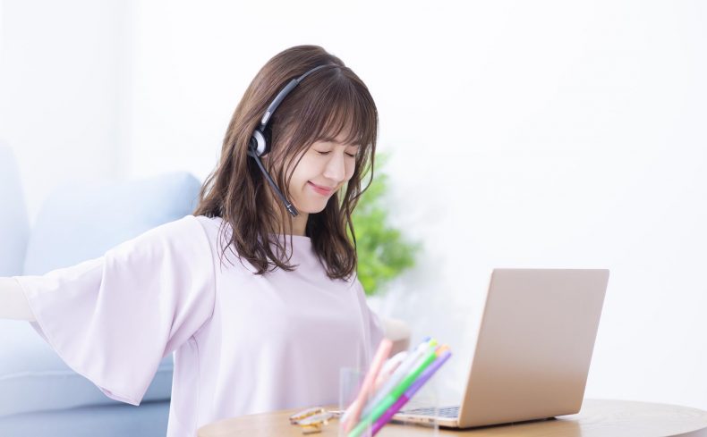 テレワークの肩こりを和らげるには？ スキマ時間にできる簡単ストレッチ法